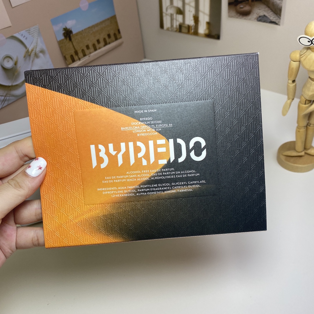 90。百瑞德荒漠孤魂无酒精版香水100ml
🔜 一比一质量❗️876697# 荒漠孤魂无酒精版100ml
百瑞德2024限定版莫哈维之影无酒精（荒漠孤魂）水基底版100ml
Byredo Mojave Ghost Sans Alcool Alcohol-free, 2024
品牌：柏芮朵
属性：中性香
香调：木质花香调
前调：人参果黄葵
中调：木兰紫罗兰檀香木
后调：麝香琥珀雪松
