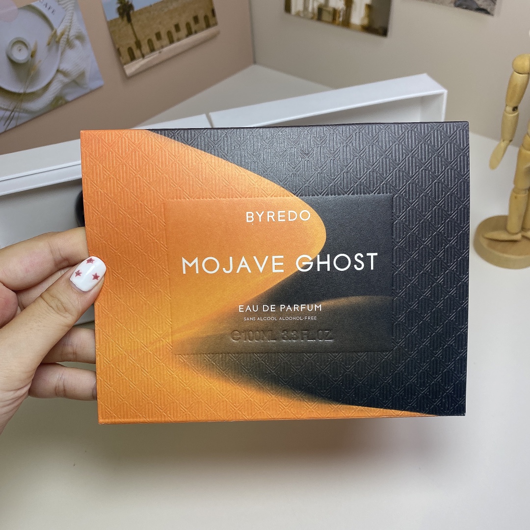 90。百瑞德荒漠孤魂无酒精版香水100ml
🔜 一比一质量❗️876697# 荒漠孤魂无酒精版100ml
百瑞德2024限定版莫哈维之影无酒精（荒漠孤魂）水基底版100ml
Byredo Mojave Ghost Sans Alcool Alcohol-free, 2024
品牌：柏芮朵
属性：中性香
香调：木质花香调
前调：人参果黄葵
中调：木兰紫罗兰檀香木
后调：麝香琥珀雪松
