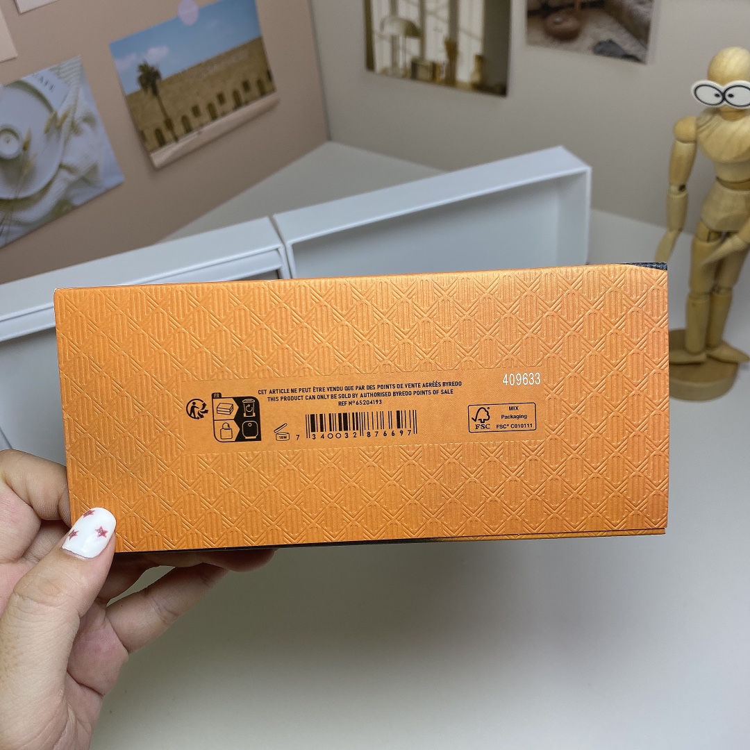 90。百瑞德荒漠孤魂无酒精版香水100ml
🔜 一比一质量❗️876697# 荒漠孤魂无酒精版100ml
百瑞德2024限定版莫哈维之影无酒精（荒漠孤魂）水基底版100ml
Byredo Mojave Ghost Sans Alcool Alcohol-free, 2024
品牌：柏芮朵
属性：中性香
香调：木质花香调
前调：人参果黄葵
中调：木兰紫罗兰檀香木
后调：麝香琥珀雪松
