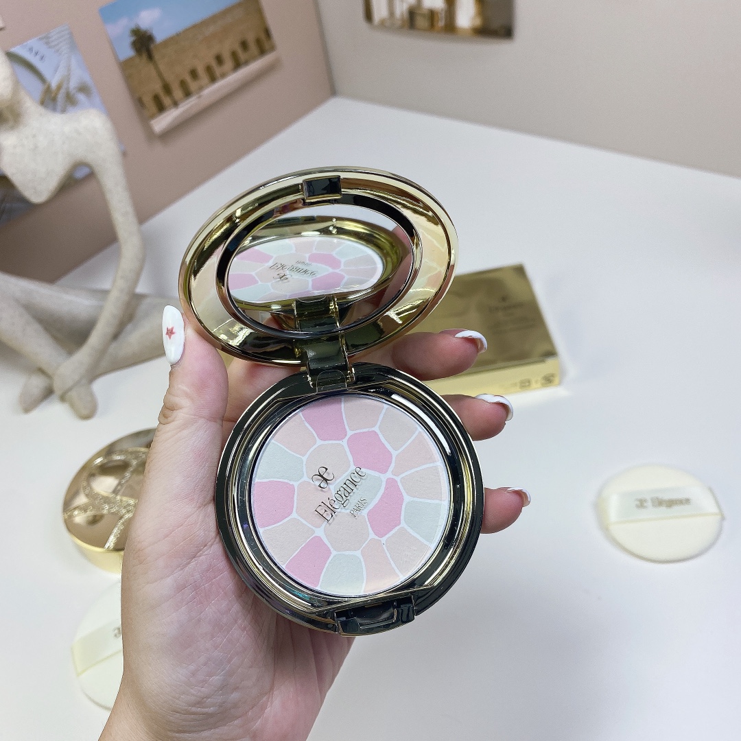 92。奥尔滨e大饼便携装8.8g/明通版
🔜 明通版.高质量❗️3⃣色: 1#，4#，6# 。
🇯🇵Elegance/雅莉格丝 E大饼8.8g
出货‼️细节全对版☑️三色 1# 4# 6#
打12个  件144个  现货优势供应[勾引]
