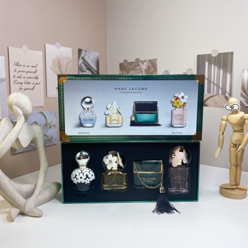 Marc Jacobs 4-Piece Mini Perfume Set - Daisy Collection 1 Marc Jacobs 4-Piece Mini Perfume Set - Daisy Collection