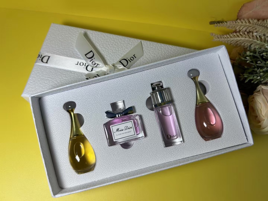 Dior Miniature Perfume Set - J'adore, Miss Dior, Addict - 4 x 5ml 1 i1731754647 4581 0