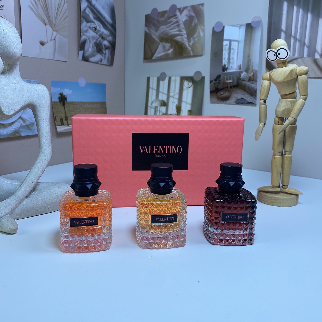 Valentino Donna Miniature Perfume Set - Adventure, Sunset, Punk - 3 x 30ml 4 i1732870337 1789 0