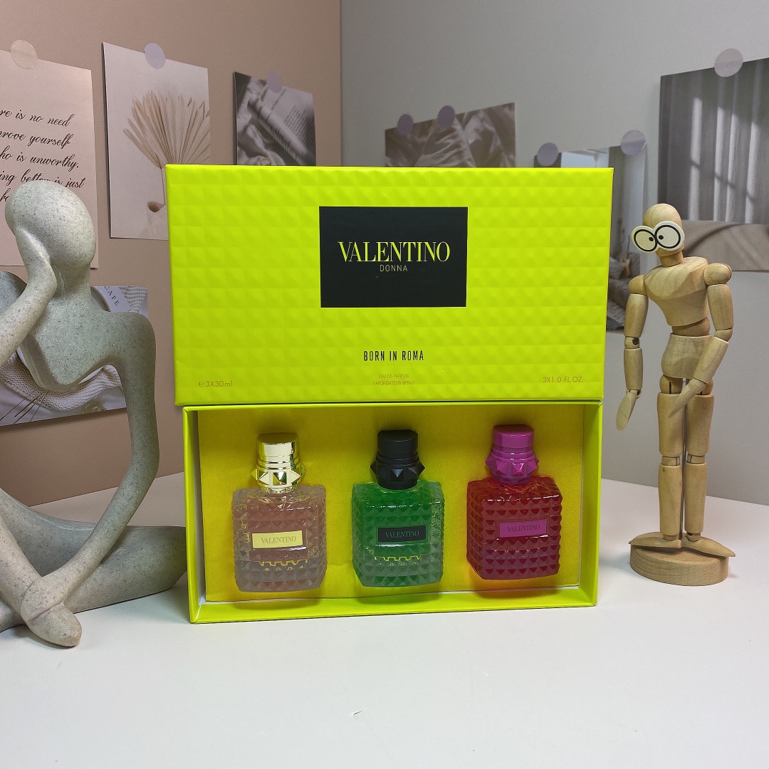 Valentino Donna Born In Roma Perfume Miniature Set For Women 3-Piece 1 i1733121985 888 3