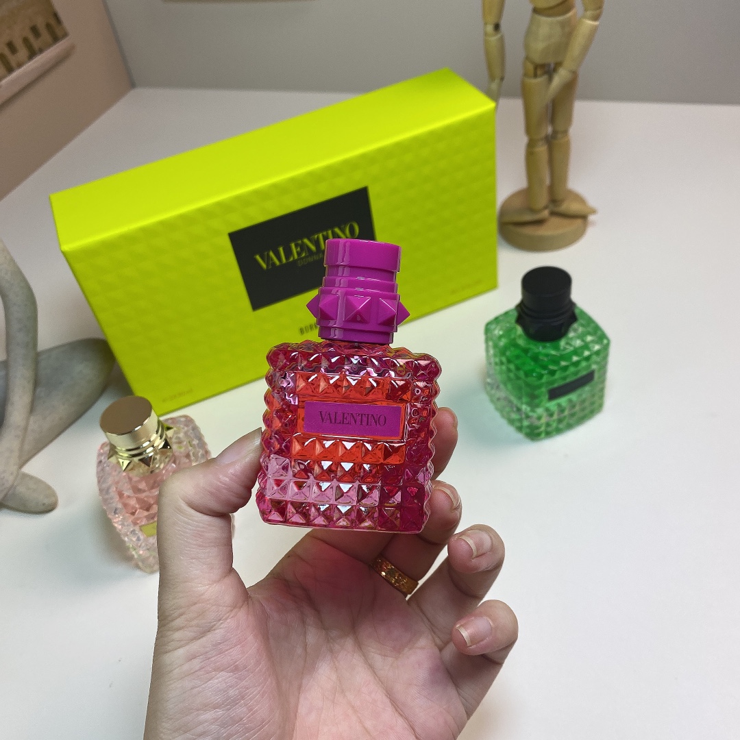 Valentino Donna Born In Roma Perfume Miniature Set For Women 3-Piece 6 i1733121991 2762 0