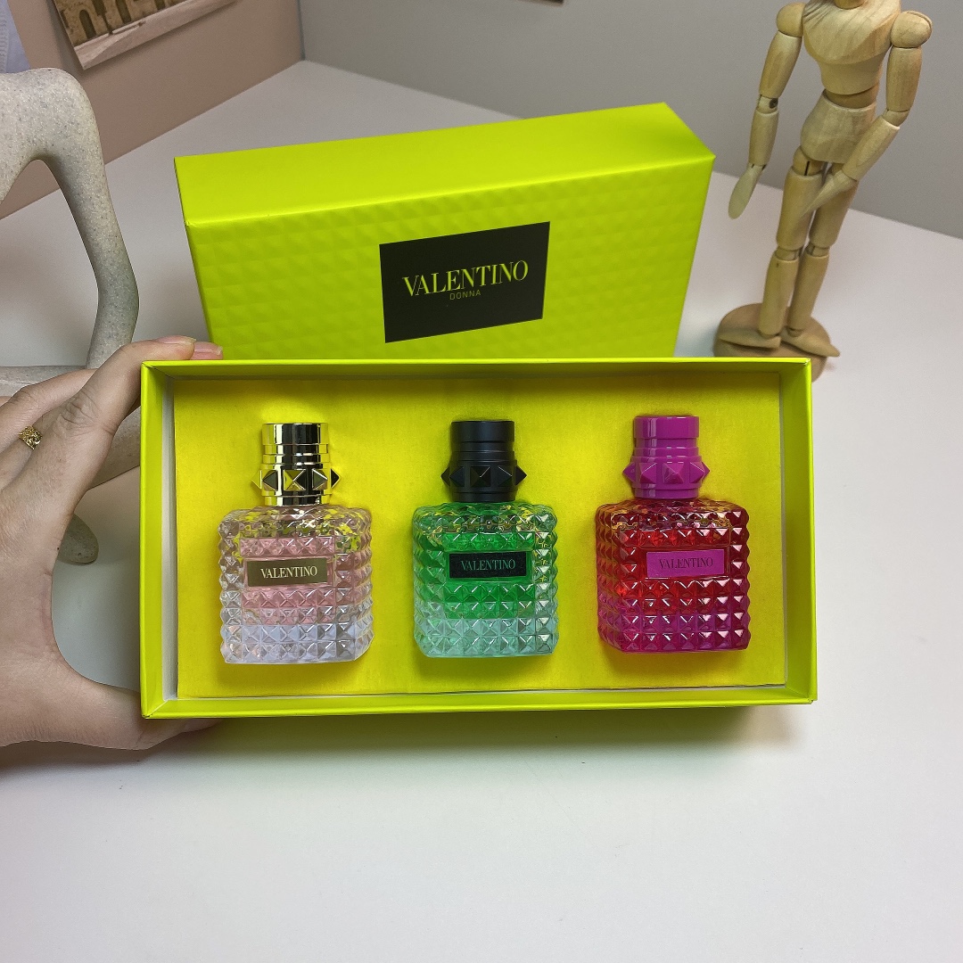Valentino Donna Born In Roma Perfume Miniature Set For Women 3-Piece 3 i1733121991 4143 0