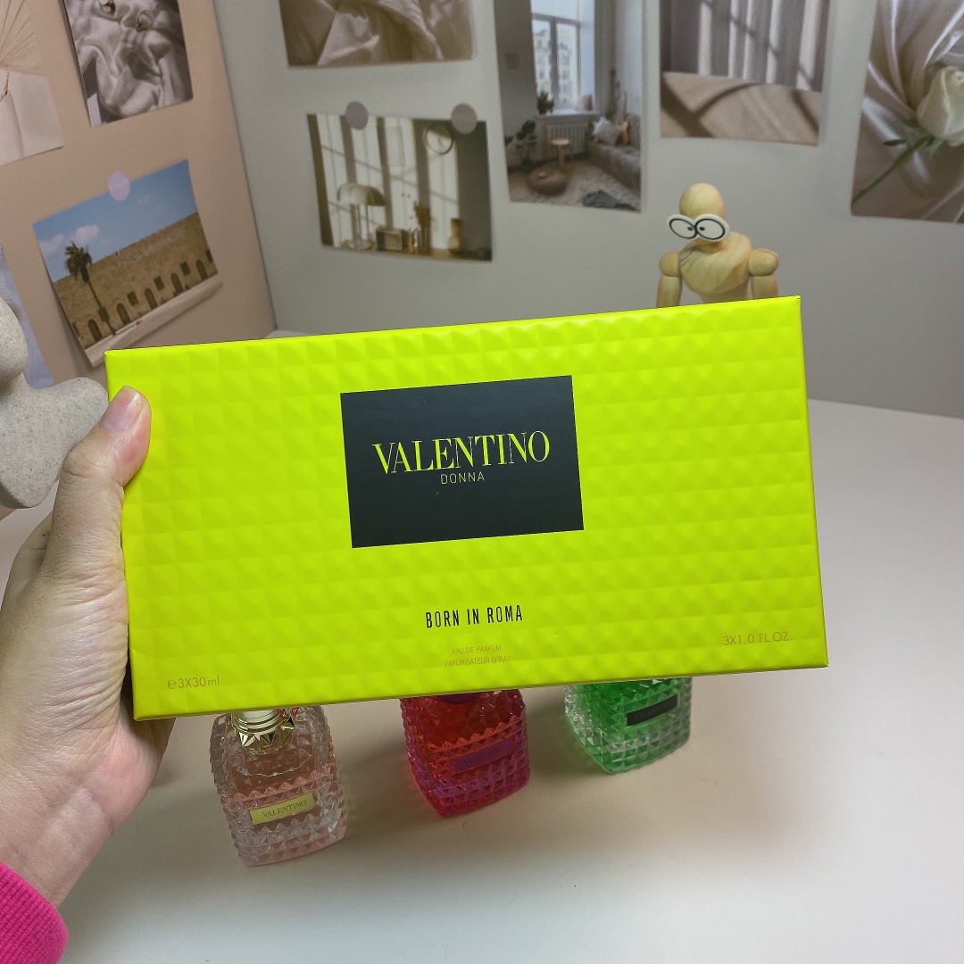 Valentino Donna Born In Roma Perfume Miniature Set For Women 3-Piece 8 i1733121991 763 0