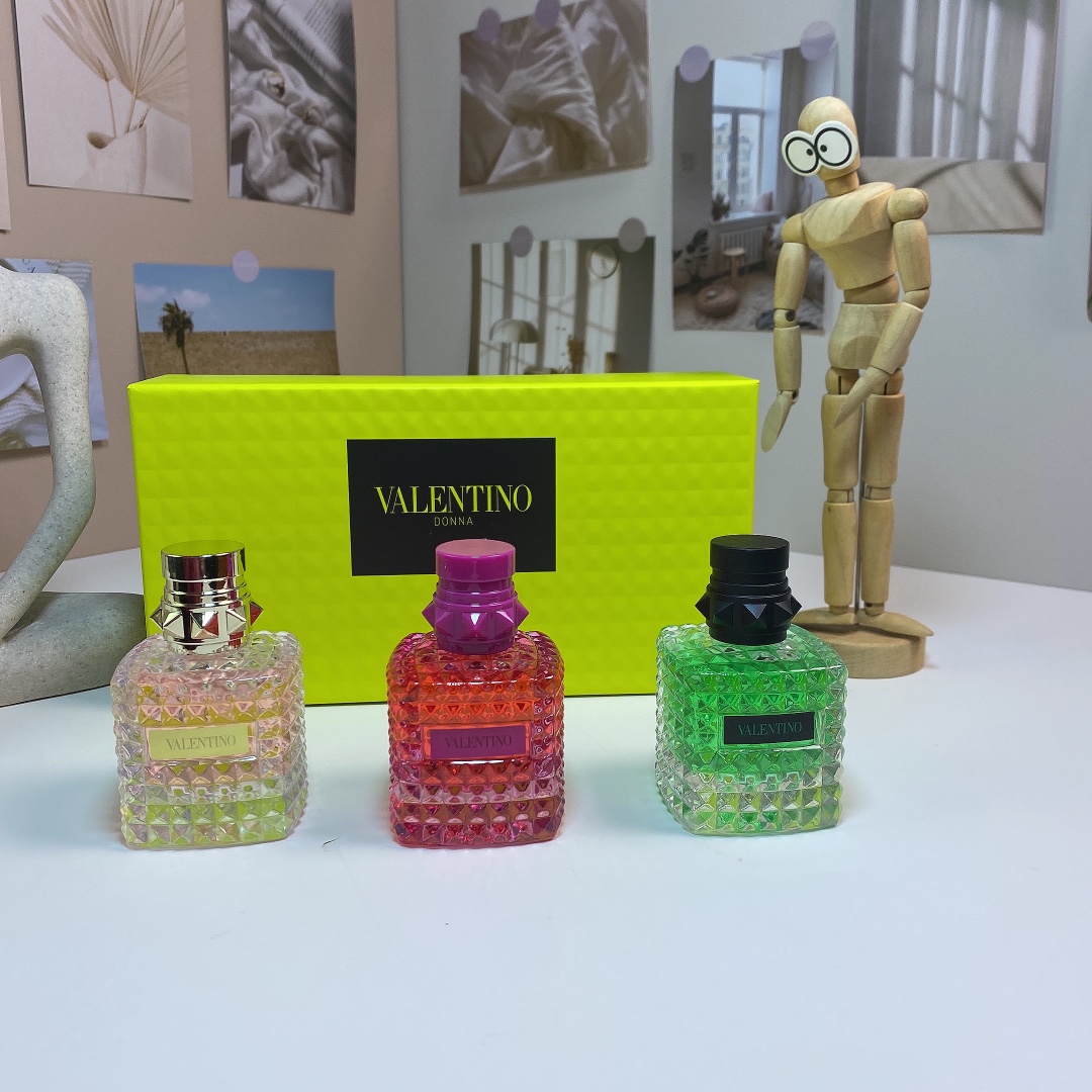 Valentino Donna Born In Roma Perfume Miniature Set For Women 3-Piece 4 i1733121991 9119 0