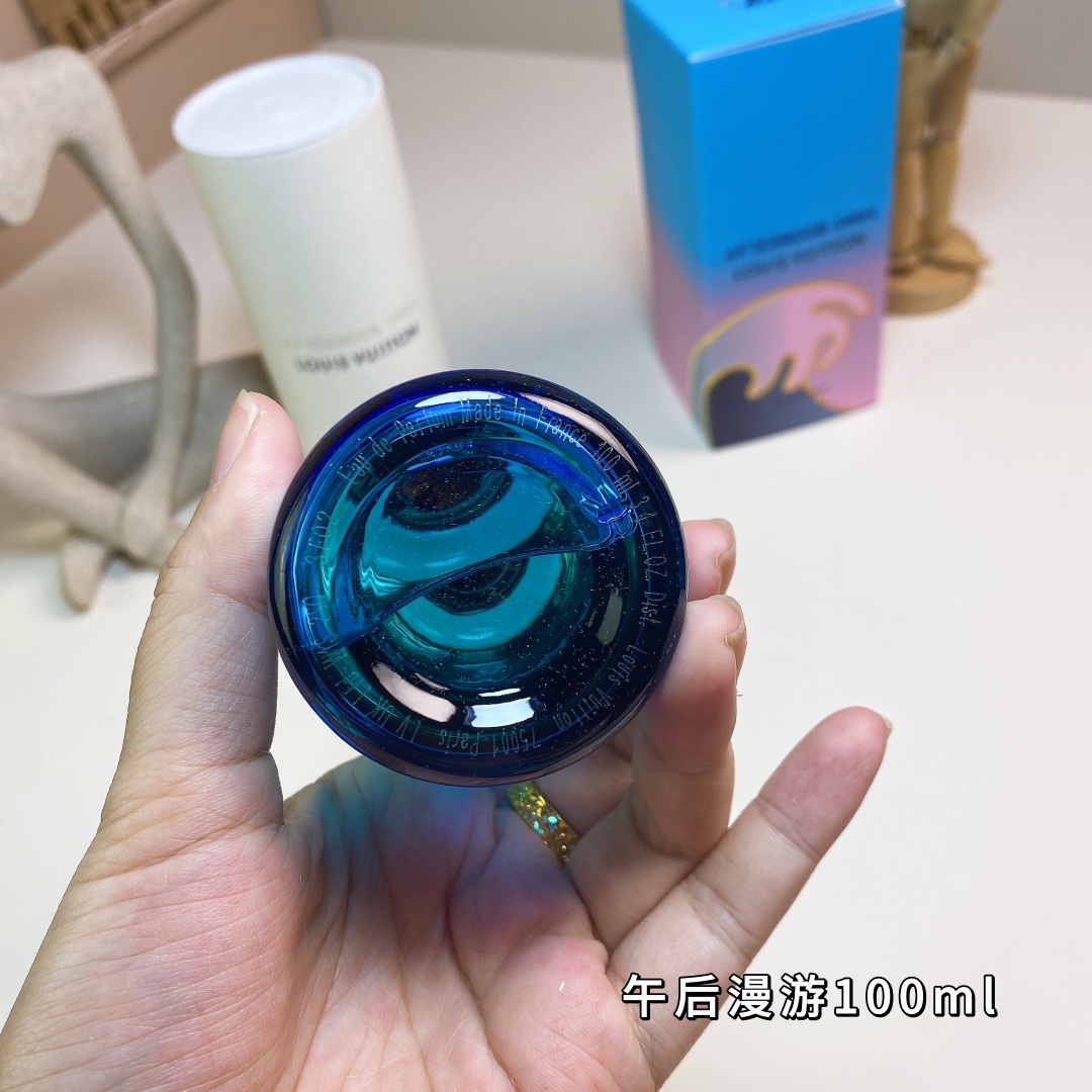 170💰原单品质
路易威登午后漫游100ml
Louis Vuitton Afternoon Swim, 2019
品牌：路易威登
调香师：Jacques Cavallie..
属性：中性香
香调：柑橘调
气味：橘子橙子香柠檬

