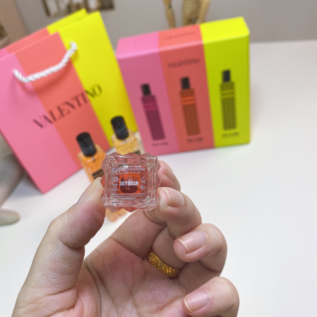 Valentino Travel Fragrance Set: Born In Roma Donna, Coral Fantasy, Yellow Dream 7 i1733479904 1589 11