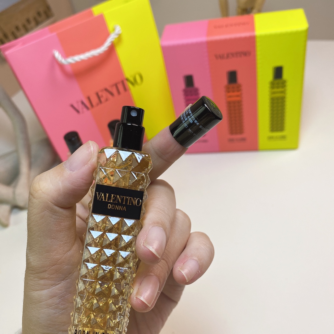Valentino Travel Fragrance Set: Born In Roma Donna, Coral Fantasy, Yellow Dream 10 i1733479904 5878 5