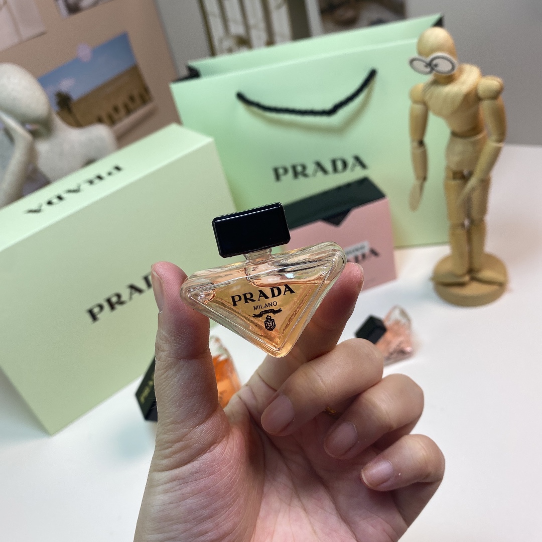 ✨80包
PRADA 普拉达我本莫测反差感花香三件套‼️，配手提袋
内含：我本莫测30毫升，我本莫测花镜7ml，我本莫测浓情7ml
          灵动亦反差  致你有趣灵魂