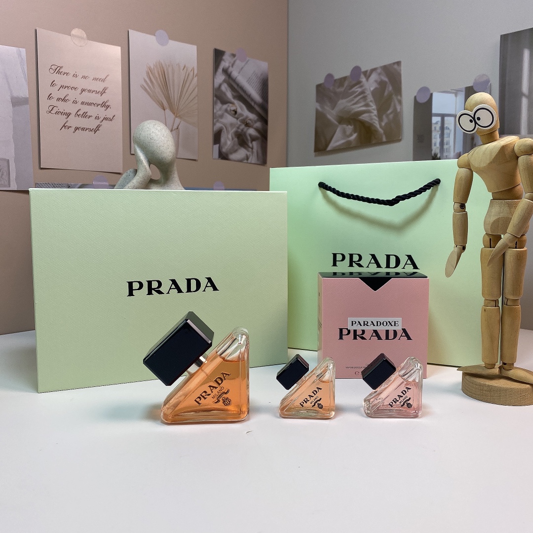 ✨80包
PRADA 普拉达我本莫测反差感花香三件套‼️，配手提袋
内含：我本莫测30毫升，我本莫测花镜7ml，我本莫测浓情7ml
          灵动亦反差  致你有趣灵魂