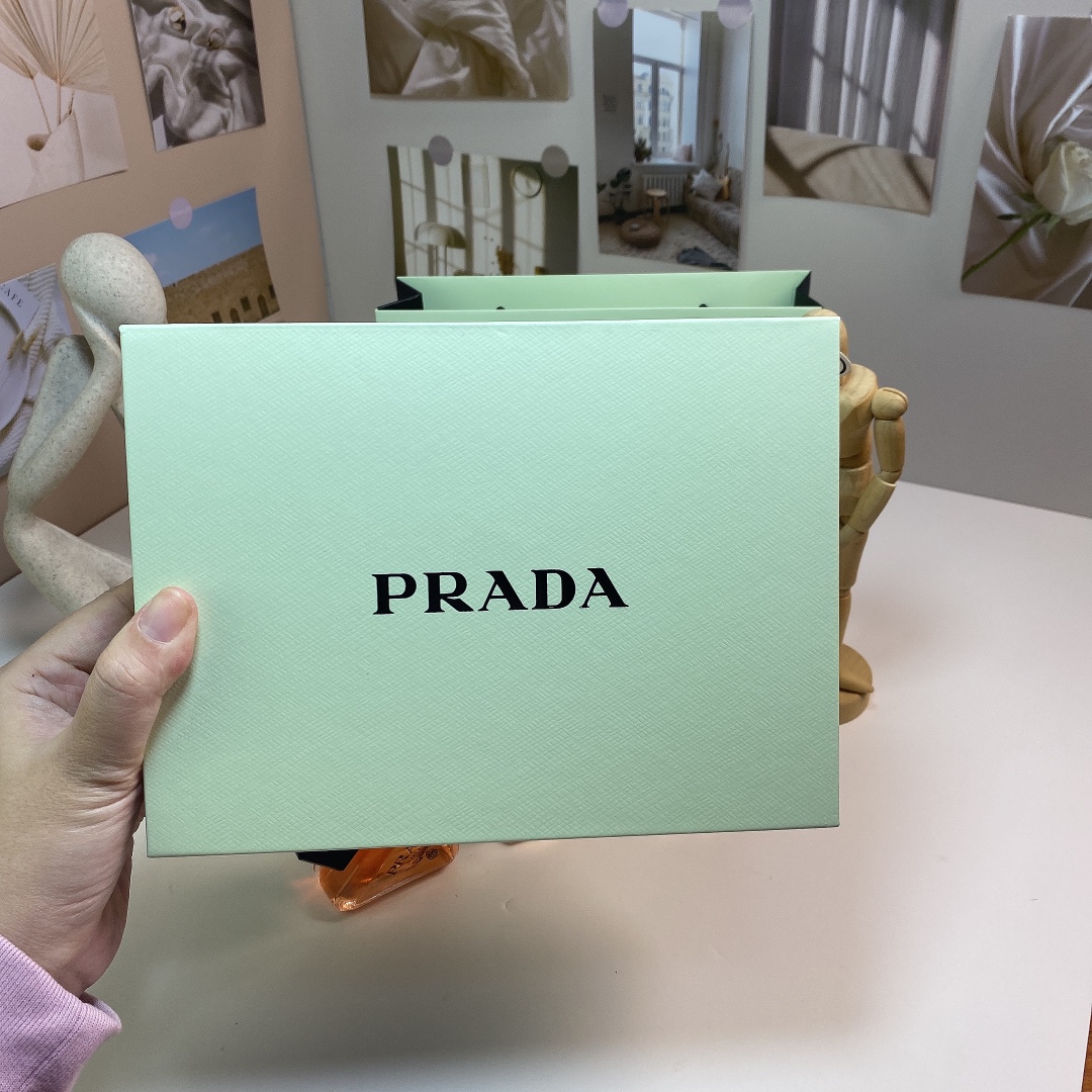 ✨80包
PRADA 普拉达我本莫测反差感花香三件套‼️，配手提袋
内含：我本莫测30毫升，我本莫测花镜7ml，我本莫测浓情7ml
          灵动亦反差  致你有趣灵魂