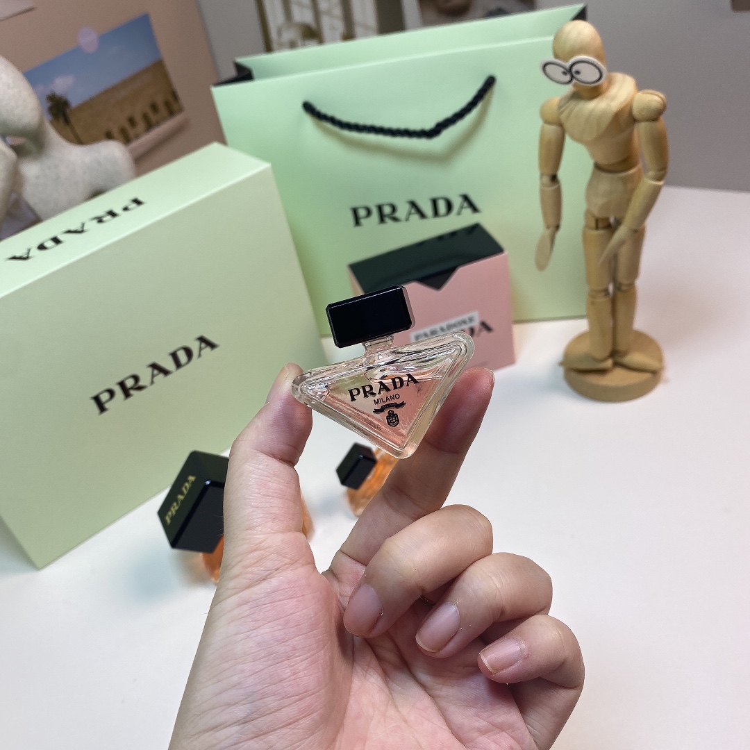 ✨80包
PRADA 普拉达我本莫测反差感花香三件套‼️，配手提袋
内含：我本莫测30毫升，我本莫测花镜7ml，我本莫测浓情7ml
          灵动亦反差  致你有趣灵魂