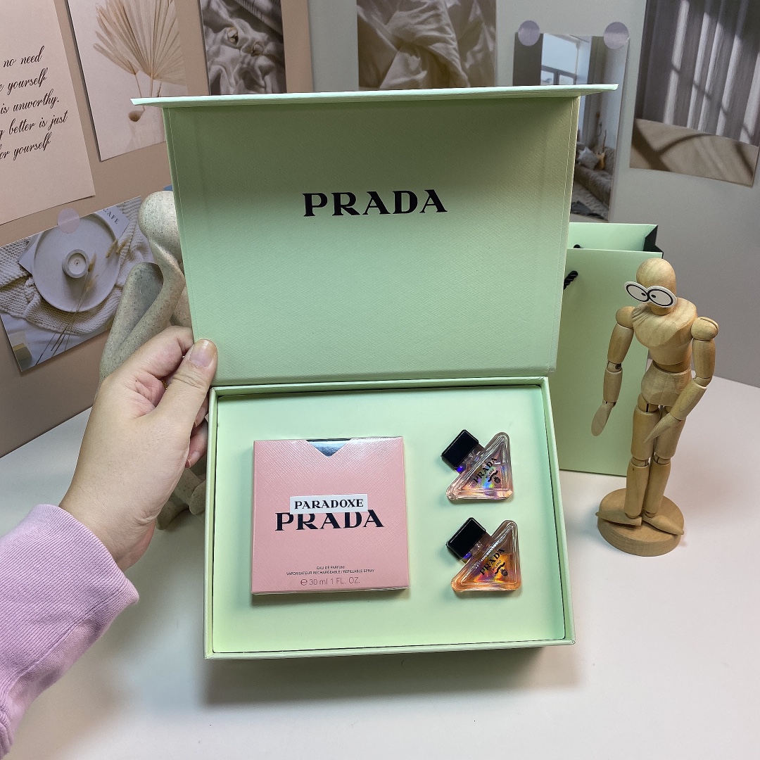 ✨80包
PRADA 普拉达我本莫测反差感花香三件套‼️，配手提袋
内含：我本莫测30毫升，我本莫测花镜7ml，我本莫测浓情7ml
          灵动亦反差  致你有趣灵魂