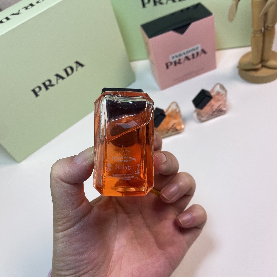 ✨80包
PRADA 普拉达我本莫测反差感花香三件套‼️，配手提袋
内含：我本莫测30毫升，我本莫测花镜7ml，我本莫测浓情7ml
          灵动亦反差  致你有趣灵魂