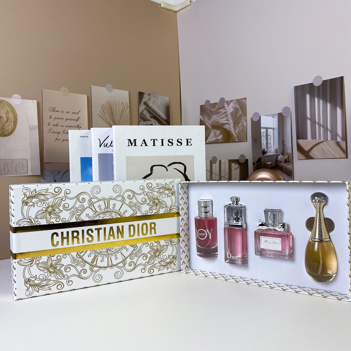 60. Set de cuatro miniaturas de perfume Dior Edición Navidad Dorada 🔜 Set de cuatro miniaturas Dior Navidad Dorada 30m…