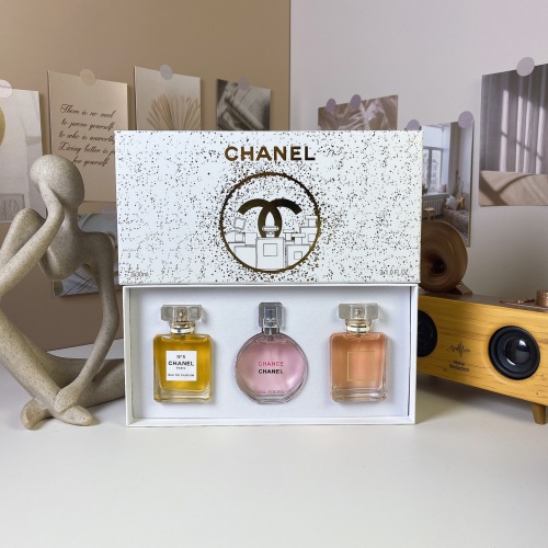 Chanel Christmas White Box Perfume Set: Coco Mademoiselle, N°5, Chance 3x30ml 1 Chanel Christmas White Box Perfume Set: Coco Mademoiselle, N°5, Chance 3x30ml