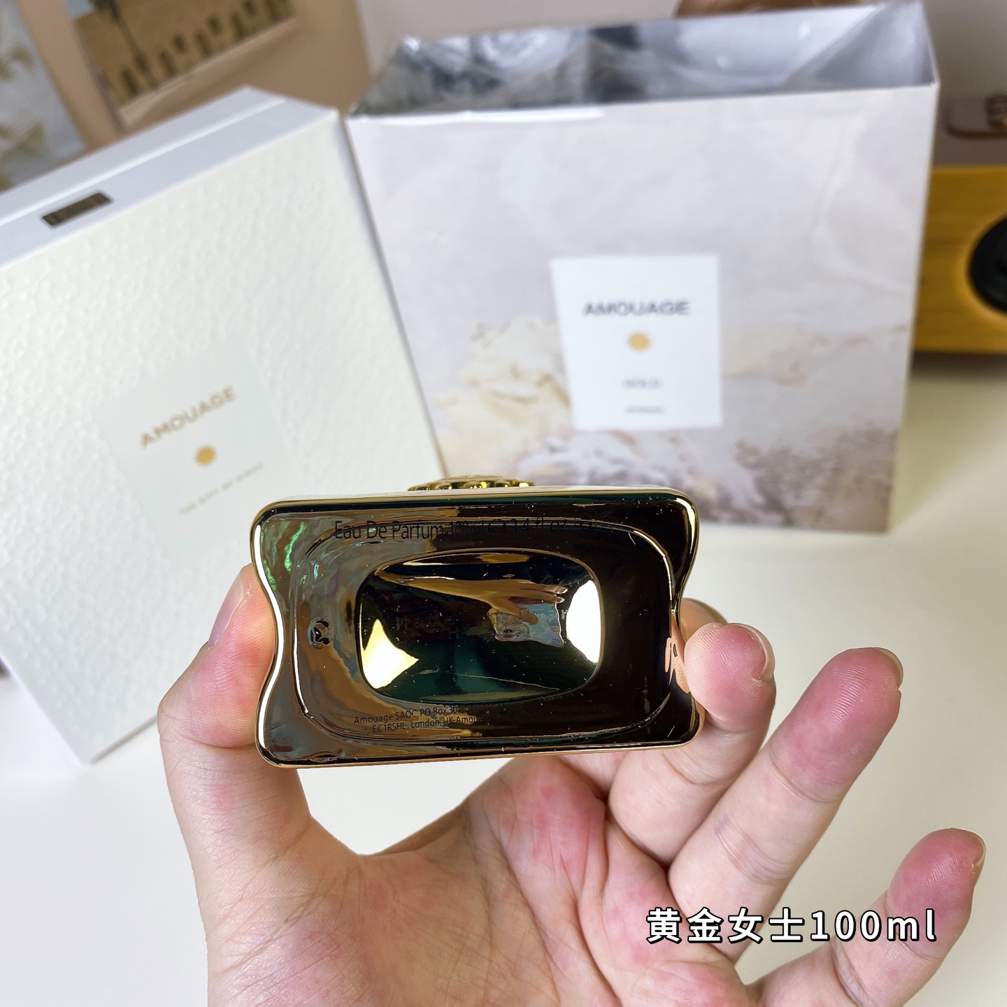 专柜品质/80💰包邮
爱慕黄金女士100ml
Amouage Gold Woman, 1983
品牌：Amouage
调香师：Guy Robert
属性：女香
香调：醛香花香调
前调：铃兰玫瑰焚香
中调：焚香茉莉没药鸢尾根劳丹脂
后调：龙涎香麝猫香麝香雪松檀香木