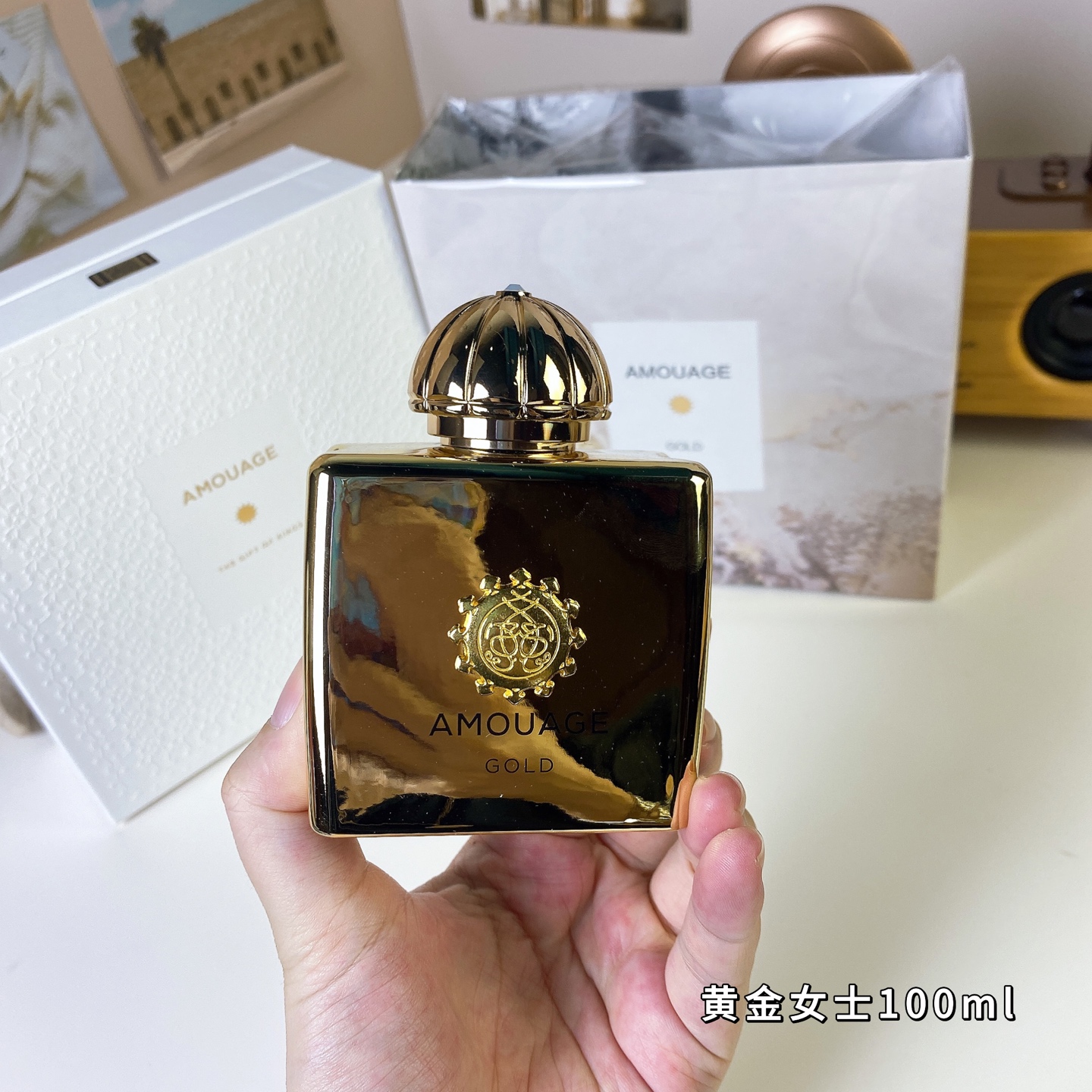 专柜品质/80💰包邮
爱慕黄金女士100ml
Amouage Gold Woman, 1983
品牌：Amouage
调香师：Guy Robert
属性：女香
香调：醛香花香调
前调：铃兰玫瑰焚香
中调：焚香茉莉没药鸢尾根劳丹脂
后调：龙涎香麝猫香麝香雪松檀香木