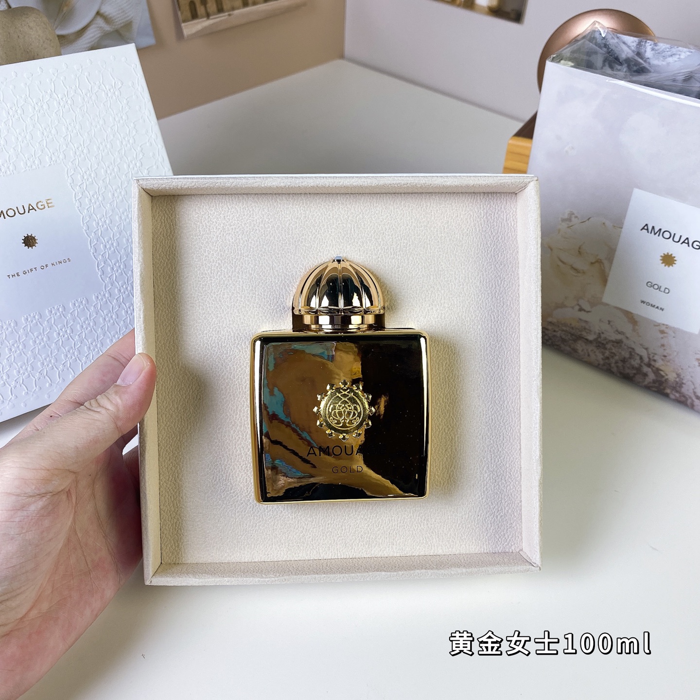 专柜品质/80💰包邮
爱慕黄金女士100ml
Amouage Gold Woman, 1983
品牌：Amouage
调香师：Guy Robert
属性：女香
香调：醛香花香调
前调：铃兰玫瑰焚香
中调：焚香茉莉没药鸢尾根劳丹脂
后调：龙涎香麝猫香麝香雪松檀香木