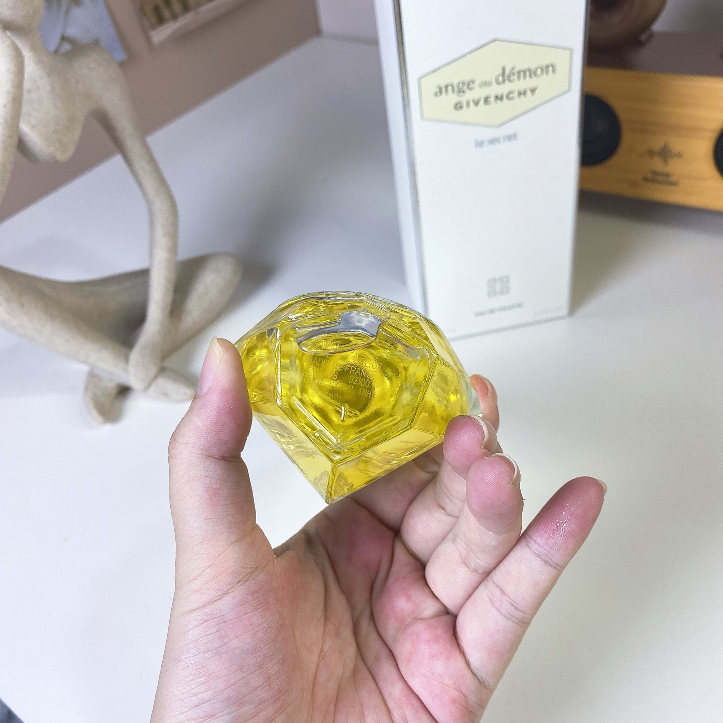 Givenchy Ange Ou Demon Le Secret Eau de Toilette - 100ml 3 i1747293976661 6200 0 2
