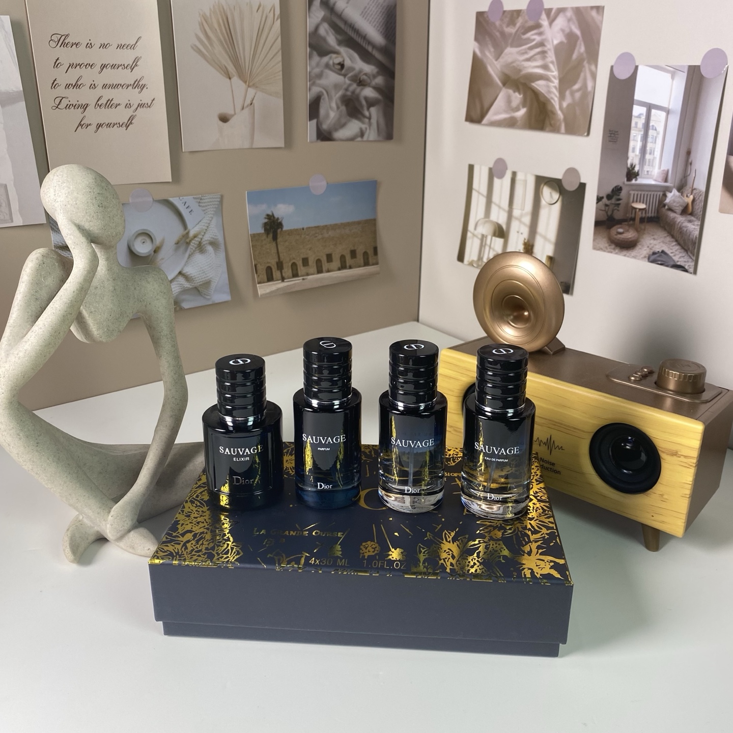 p100
迪奥旷野香水中样四件套黑盒！内含：30ml*4带喷头。味道：淡香狂野，浓香旷野，香精版旷野，典藏版旷野。