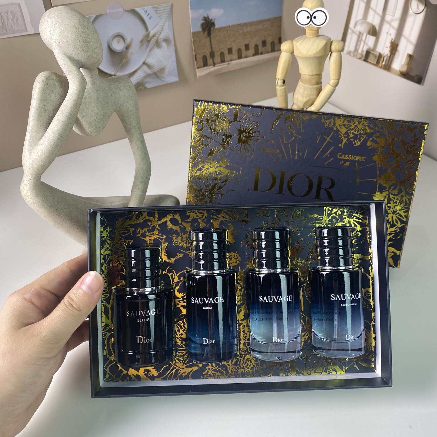 p100
迪奥旷野香水中样四件套黑盒！内含：30ml*4带喷头。味道：淡香狂野，浓香旷野，香精版旷野，典藏版旷野。
