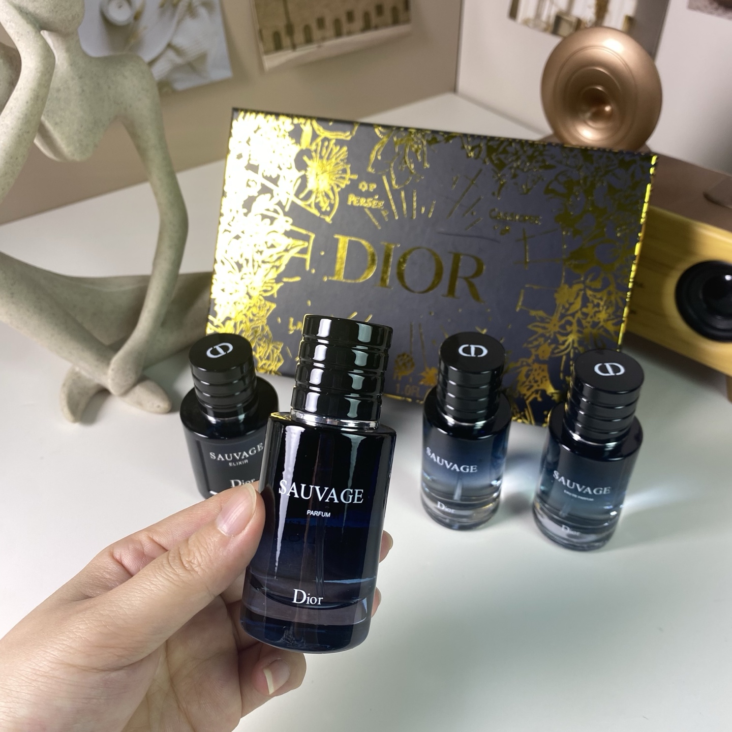 p100
迪奥旷野香水中样四件套黑盒！内含：30ml*4带喷头。味道：淡香狂野，浓香旷野，香精版旷野，典藏版旷野。