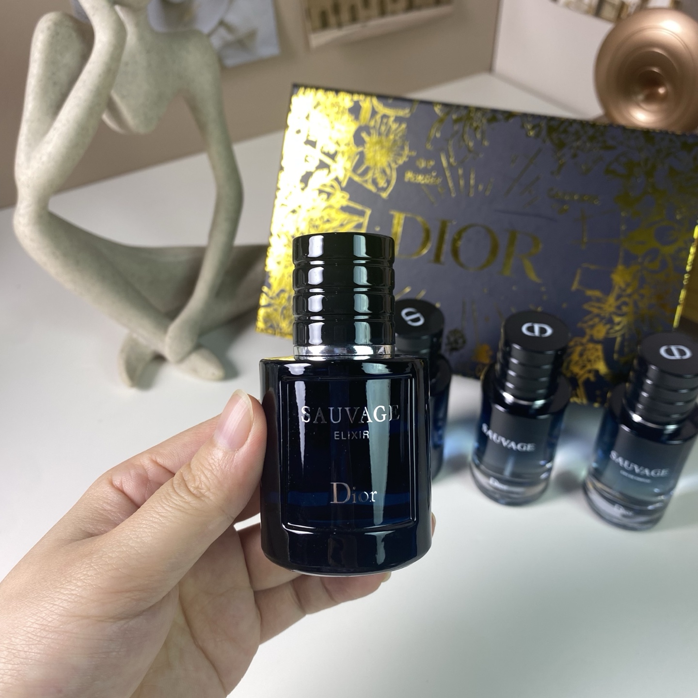 p100
迪奥旷野香水中样四件套黑盒！内含：30ml*4带喷头。味道：淡香狂野，浓香旷野，香精版旷野，典藏版旷野。