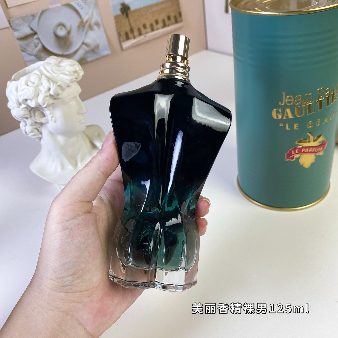 专柜品质/80💰包邮
高缇耶美丽香精裸男125ml
Jean Paul Gaultier Le Beau Le Parfum, 2022
品牌：高缇耶
属性：男香
香调：木质东方调
前调：菠萝鸢尾花柏树生姜
中调：椰子木质香
后调：零陵香豆檀香木琥珀龙涎香
