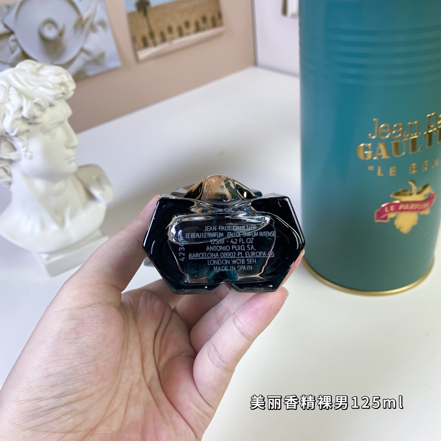 专柜品质/80💰包邮
高缇耶美丽香精裸男125ml
Jean Paul Gaultier Le Beau Le Parfum, 2022
品牌：高缇耶
属性：男香
香调：木质东方调
前调：菠萝鸢尾花柏树生姜
中调：椰子木质香
后调：零陵香豆檀香木琥珀龙涎香