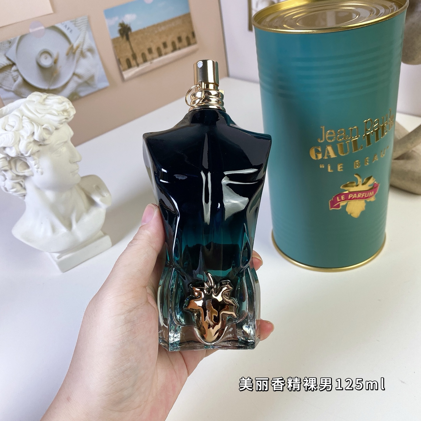 专柜品质/80💰包邮
高缇耶美丽香精裸男125ml
Jean Paul Gaultier Le Beau Le Parfum, 2022
品牌：高缇耶
属性：男香
香调：木质东方调
前调：菠萝鸢尾花柏树生姜
中调：椰子木质香
后调：零陵香豆檀香木琥珀龙涎香