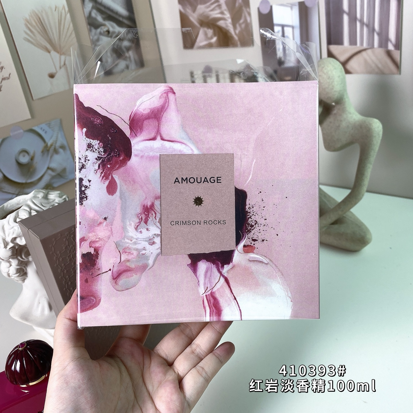专柜品质/85💰包邮
爱慕410393#红岩淡香精100ml
Amouage Crimson Rocks, 2020
品牌：Amouage
调香师：Domitille Berti..
属性：中性香
香调：花香东方调
前调：肉桂粉红胡椒
中调：蜂蜜玫瑰
后调：橡木雪松香根草
