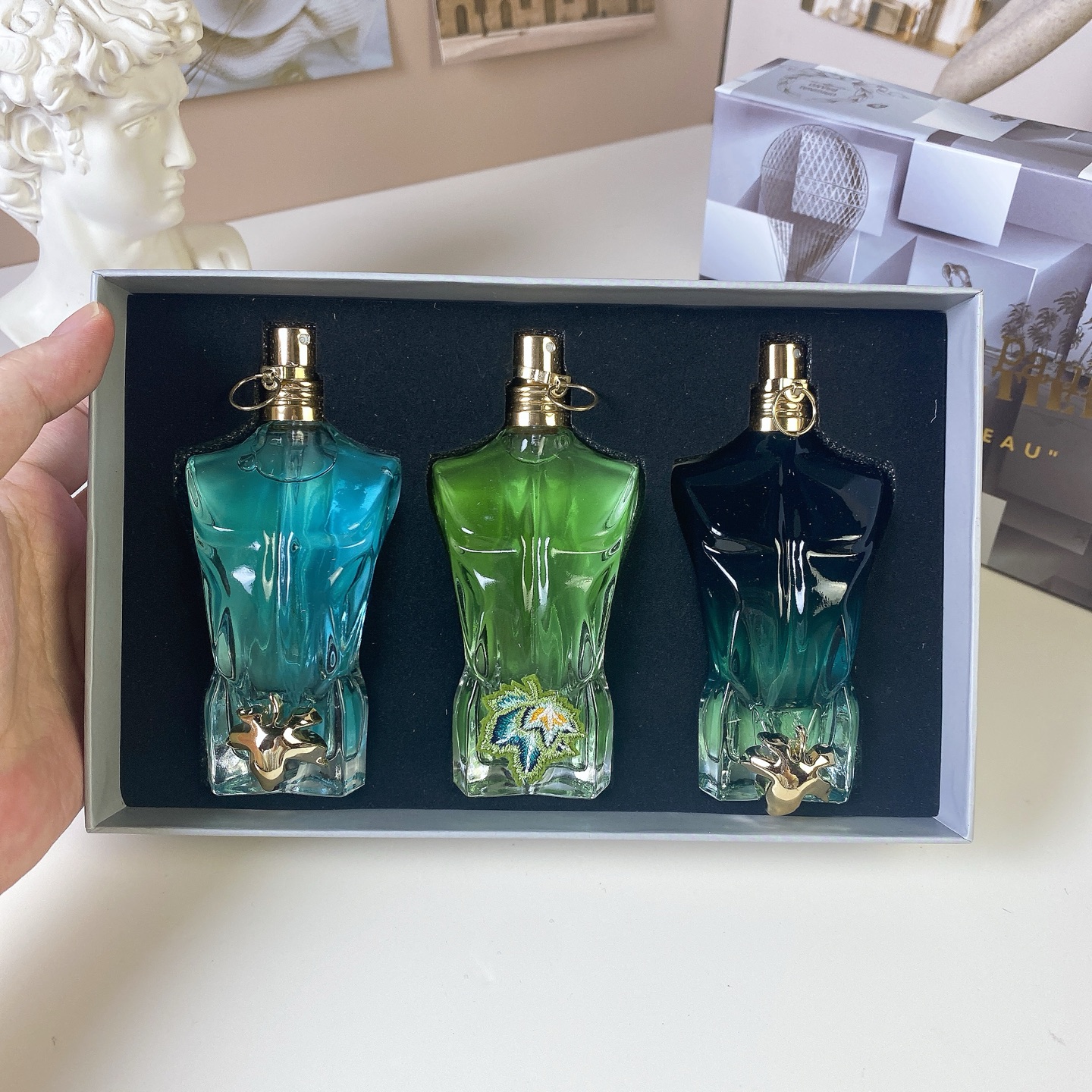 原单品质/75💰包邮
新款高缇耶白盒裸男中样三件套40ml×3个，带喷头，内含：天堂花园，蓝色美丽香精，香水花园