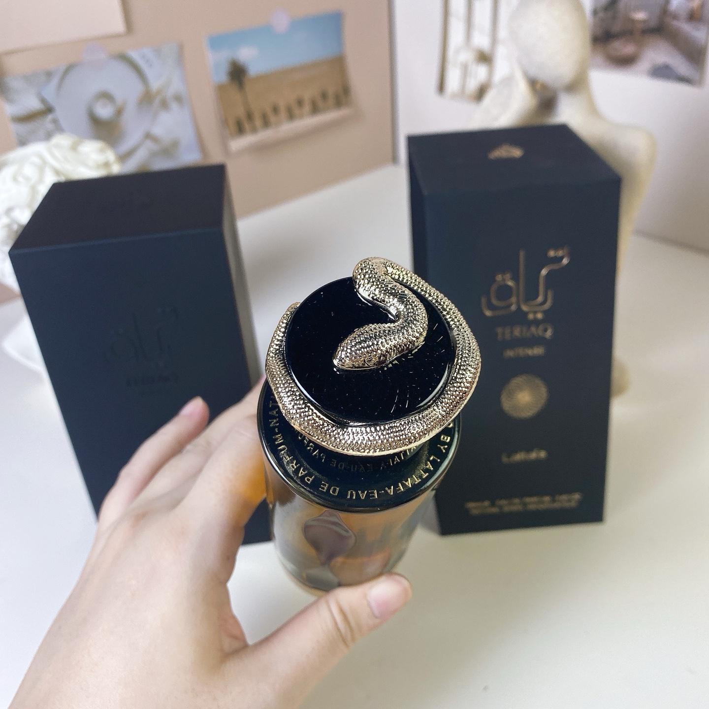 专柜品质/100💰包邮
拉塔法香氛特里亚克100ml
 Lattafa Perfumes Teriaq Intense, 2024
品牌：拉塔法香氛
香调：辛辣东方调
前调：藏红花香柠檬
中调：肉桂
后调：琥珀零陵香豆安息香脂
属性：中性香
标签：东方温暖辛辣香草肉桂