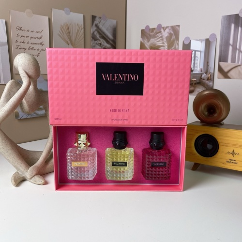 Valentino Donna Born In Roma Perfume Gift Set - 3 x 30ml Travel Size 1 Valentino Donna Born In Roma Perfume Gift Set - 3 x 30ml Travel Size