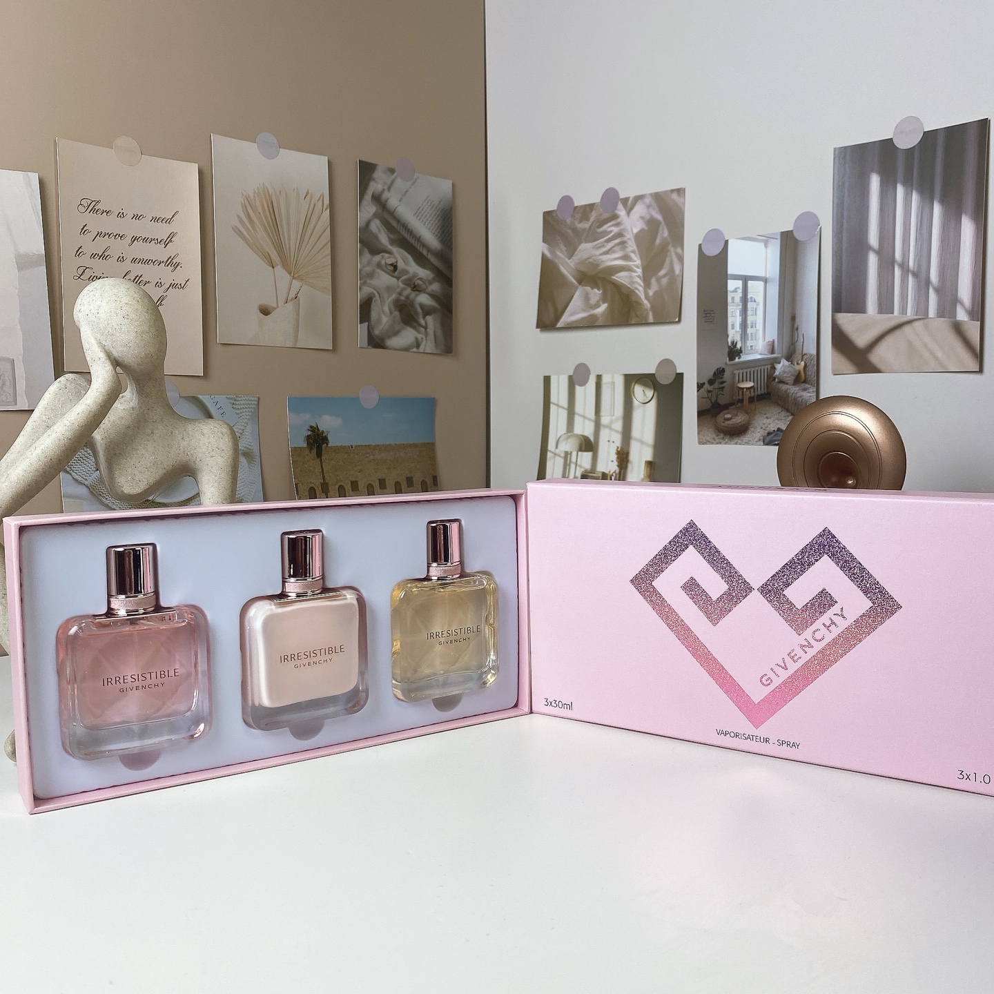 Set de tres muestras de perfume de Givenchy L'Interdit de 30ml en caja rosa! Contenido: 30ml*3 con atomizador. Aromas: …