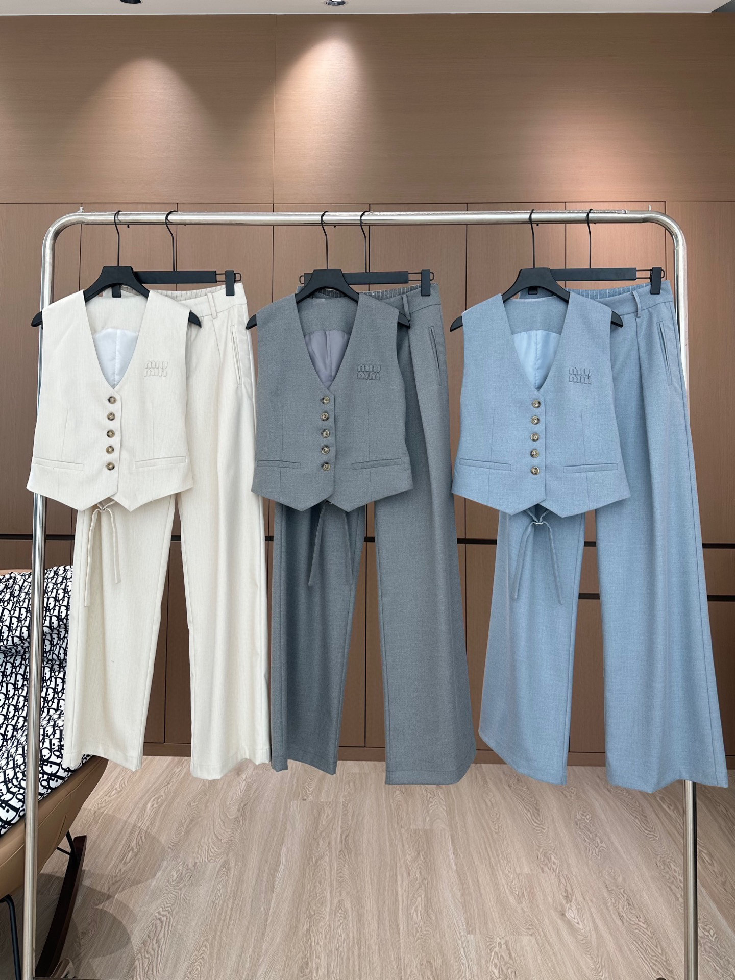 NO:311691,Miumi*25 spring and summer new original custom design embroidered sleeveless front and back two-wear vest   high waist wide-leg trousers high-end suit two-piece suit/rice apricot color gray blue SML,,miumiu, business suit,alexander wang19860909Miumi*25春夏新款原创定制设计刺绣无袖正反两穿马甲 高腰阔腿长裤高级西装两件套装/米杏色 灰色 蓝色SML,,miumiu,business suit,alexander wang,Women's clothing