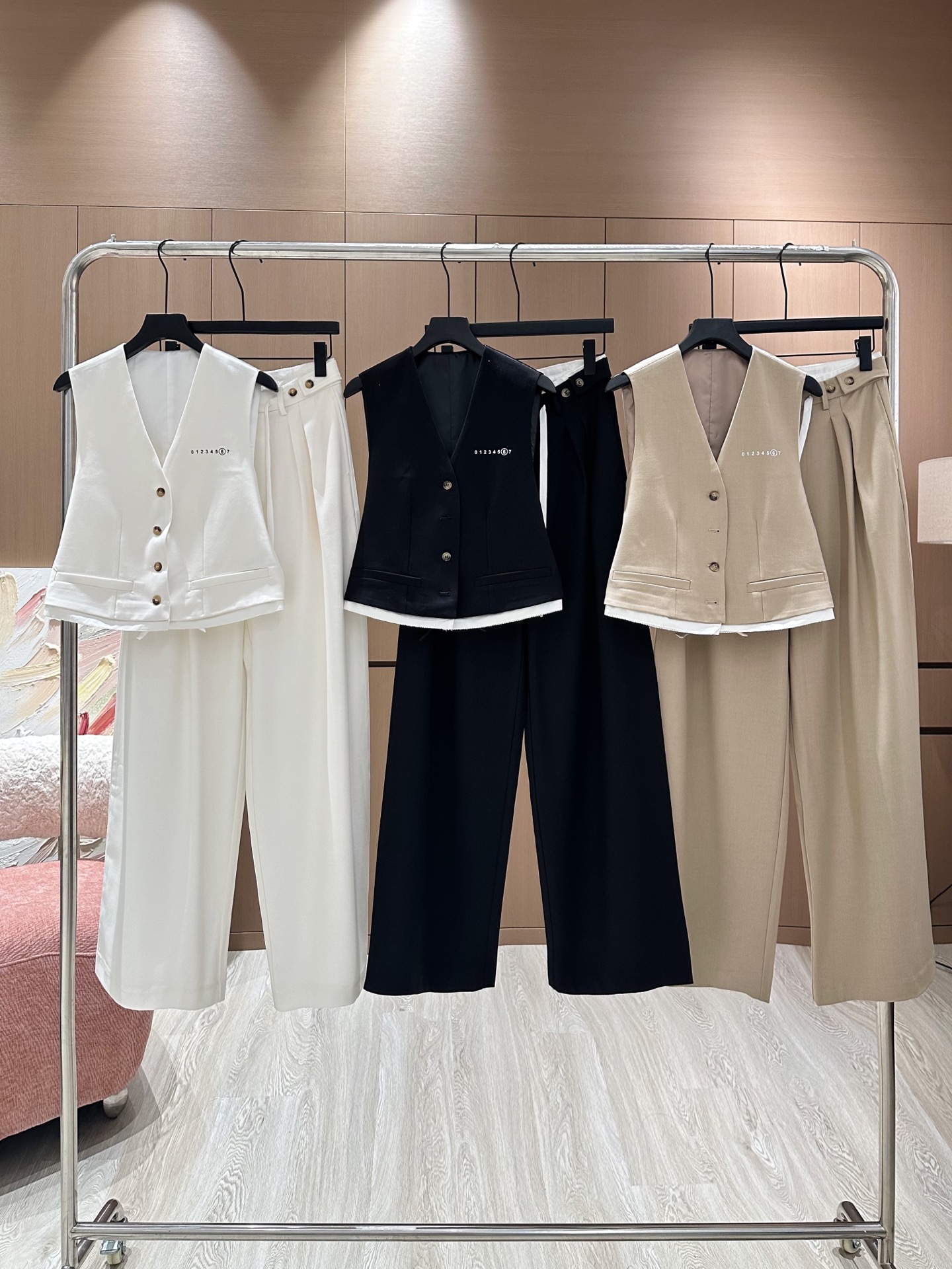 NO:308612,M Spring and Summer New Original Custom Design Letter Print V Neck Spliced ​​Sleeveless Front and Back Two-Wear Vest   Spliced ​​Button High Waist Drawstring Wide Legs Trousers Fashion Old Qian Style High-end Suit Two-Piece Suit/Color White Black Khaki SML, Business Suit, Alexander Wang19860909M春夏新款原创定制设计字母印V领拼接无袖正反两穿马甲 拼接纽扣高腰抽绳阔腿长裤西裤时尚老钱风高级西装两件套装/颜色白色 黑色 卡其色SML,,business suit,alexander wang,Women's clothing