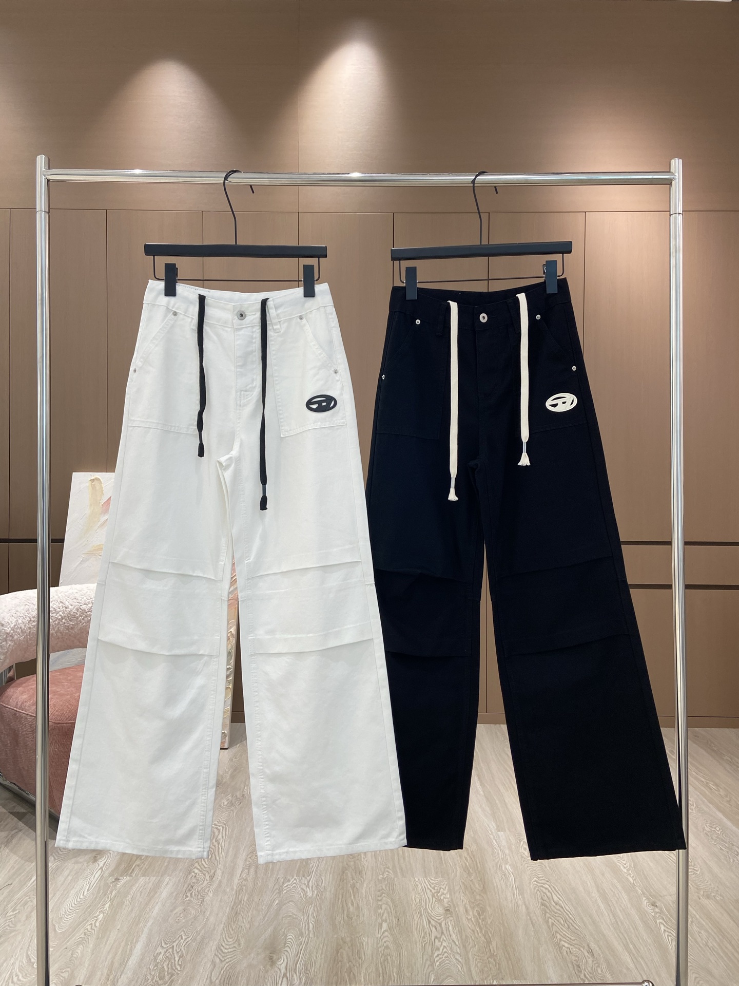 NO:320760,Die*25 early spring new original custom trend brand American design embroidery craft high waist drawstring work pants wide-leg pants/white black SML AA,,alexander wang19860909Die*25早春新款原创定制潮牌美式设计刺绣工艺高腰抽绳工装裤阔腿裤/白色 黑色SML AA,,alexander wang,Women's clothing