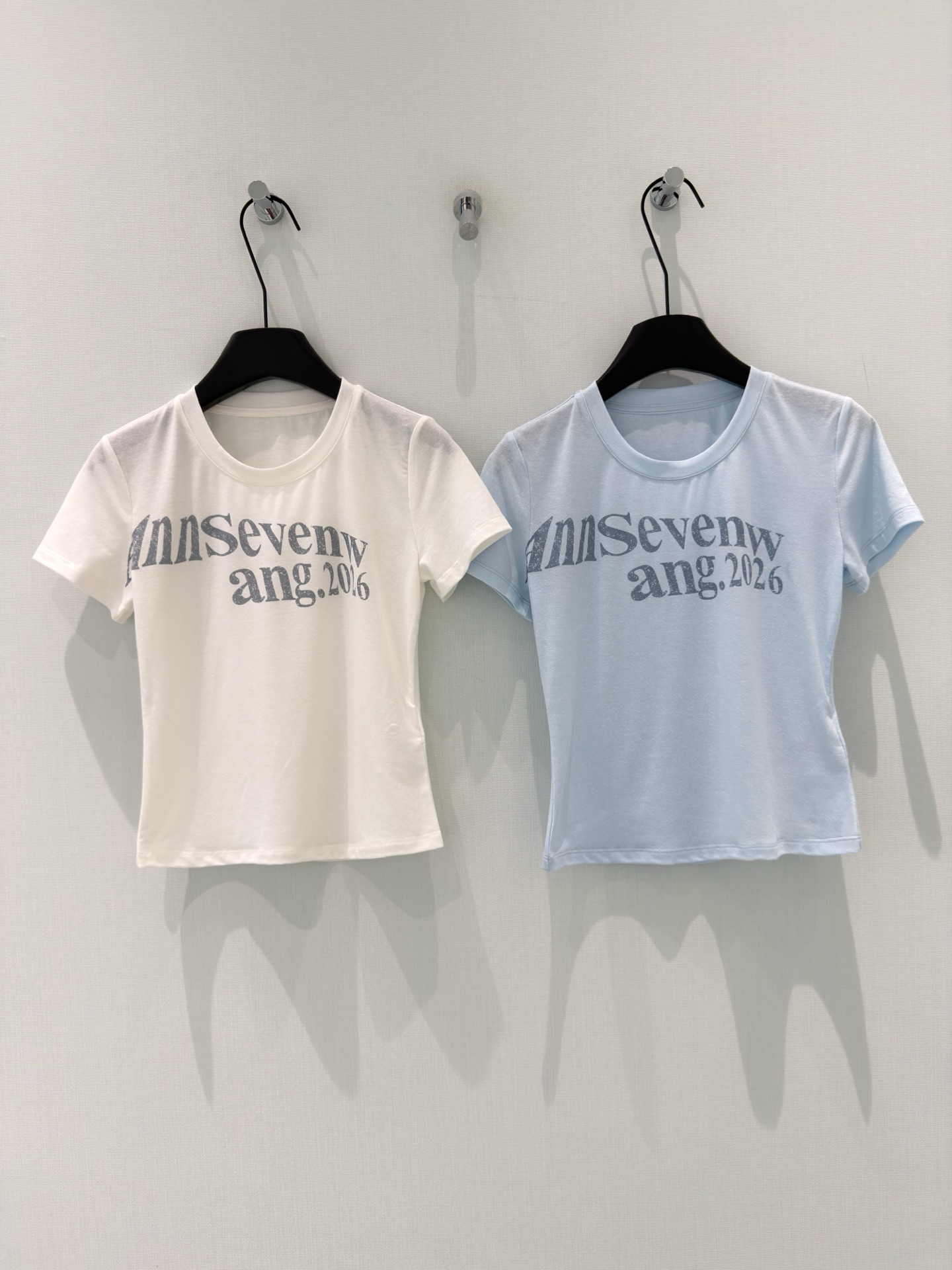NO:833553,[26 summer new retro letter printed cotton round neck slim short-sleeved T-shirt top]  This cotton retro printed T-shirt is responsible for the refreshing atmosphere in summer. The soft, skin-friendly pure cotton fabric is breathable and sweat-absorbent. The upper body is as comfortable as being wrapped by clouds, saying goodbye to the hot and sticky summer. The distressed letter print has an American retro feel.  Filter, milky white and light blue colors are gentle and fresh. The short slim fit just exposes the waistline, quietly optimizing the body proportions. It can be easily worn with high-waisted pants or skirts to create a sweet and cool girl style. It is a universal style that can be matched with any wardrobe.  S-L,,skirts,T-shirt,tees,t-shirt,19860909【26夏季新款复古字母印花棉圆领显瘦短袖T恤上衣】 这件棉的复古印花T恤,是夏日里的清爽氛围感担当.软糯亲肤的纯棉面料透气吸汗,上身像被云朵包裹般舒适,告别夏日闷热黏腻.做旧感字母印花自带美式复古滤镜,奶白与浅蓝两色温柔又清新,短款修身版型刚好露出腰线,悄悄优化身材比例,搭配高腰裤、半裙都能轻松穿出甜酷辣妹风,是衣柜里百搭不出错的万能款. S-L,,skirts,T-shirt,tees，t-shirt,,Women's clothing