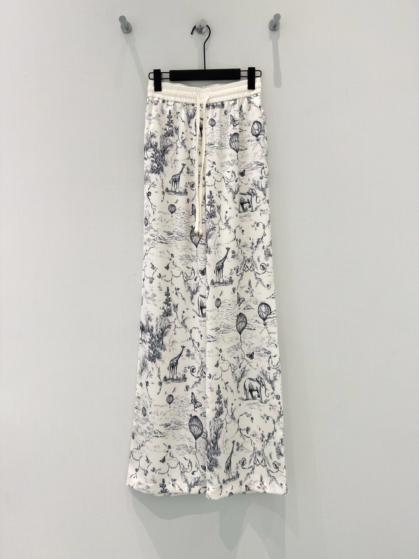 NO:833599,[26 new summer French resort style design with contrasting waist drawstring and hand-painted animal print polyester fiber wide-leg pants] French hand-painted animal print wide-leg pants, wear the romantic jungle secrets on your body~ The polyester fiber fabric has a drape and cool feeling, smooth and skin-friendly, and it is clear and not sweaty when worn in summer.  The elastic waist + drawstring design does not restrict the waist shape, and the loose wide-leg version can modify the leg shape with one click. Wearing a small suspender belt is a lazy holiday style. It can also be worn with a white shirt to create a sophisticated commuting feel. It can be easily used for everyday outings/traveling ~ S-L,, shirts,19860909【26夏季新款法式度假风设计撞色腰头抽绳拼接手绘动物印花聚酯纤维面阔腿裤】 法式手绘动物印花阔腿裤,把浪漫的丛林秘境穿在身上~ 聚酯纤维面料自带垂坠凉感,滑爽亲肤,夏天穿也清透不闷汗. 松紧腰+抽绳设计不挑腰型,宽松阔腿版型一键修饰腿型,搭小吊带是慵懒度假风,配白衬衫也能穿出精致通勤感,日常出街/旅行都能轻松拿捏氛围感~ S-L,,shirts,,Women's clothing