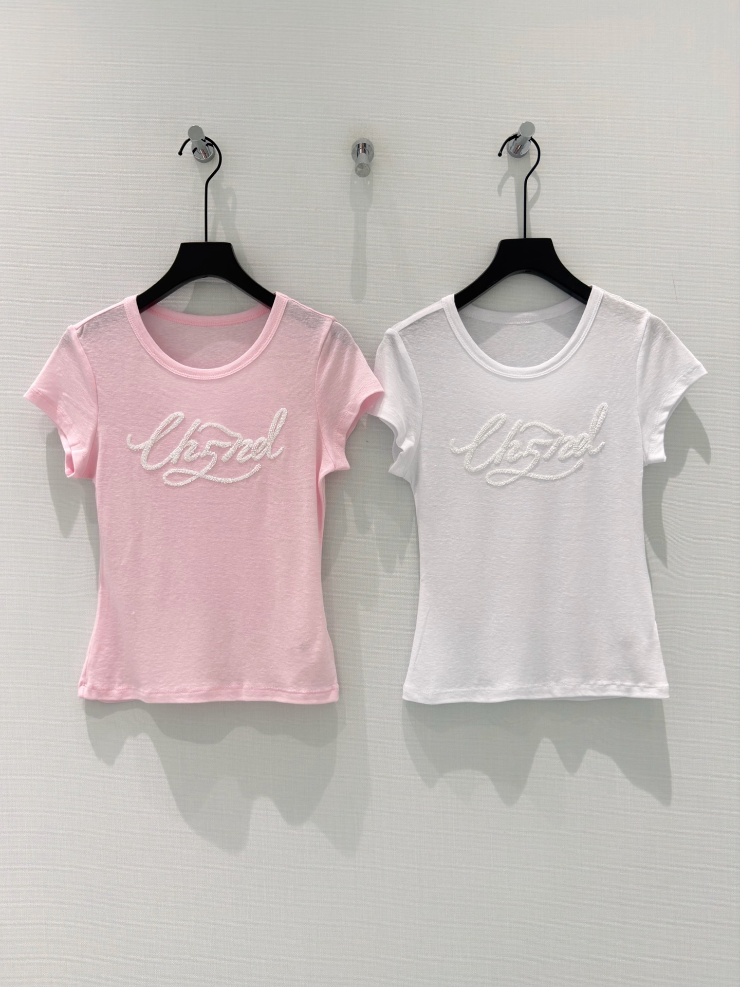 NO:836887,Chane* [26 new summer sweet design lyocell linen blended hand-lettered beaded short-sleeved T-shirt slimming top] 'Soft Mist Pink/Pure White' two colors, with a summer sense of clarity. Soft fufu lyocell linen fabric, breathable and not sweaty, the upper body is cool and silky, and it fits the skin without any sense of restraint. Exquisite hand-made beaded letter embroidery, with its own soft light filter, low-key and noble  The slim fit and not tight tailoring quietly outlines a smooth figure. It is very atmospheric when worn with jeans or short skirts, and it is easy to achieve a gentle Korean feel~ SML,,chanel,skirts,T-shirt,tees,t-shirt,19860909Chane*【26夏季新款甜美设计莱赛尔亚麻混纺手工字母钉珠短袖T恤显瘦上衣】 「柔雾粉/纯净白」两色入,自带夏日清透感 软fufu的莱赛尔亚麻面料,透气不闷汗,上身凉丝丝的,贴肤毫无束缚感 精致手工钉珠字母刺绣,自带柔光滤镜,低调又显贵 修身不紧绷的剪裁,悄悄勾勒出流畅身形,搭牛仔、短裙都超有氛围感,轻松拿捏温柔韩系感~ SML,,chanel,skirts,T-shirt,tees，t-shirt,,Women's clothing