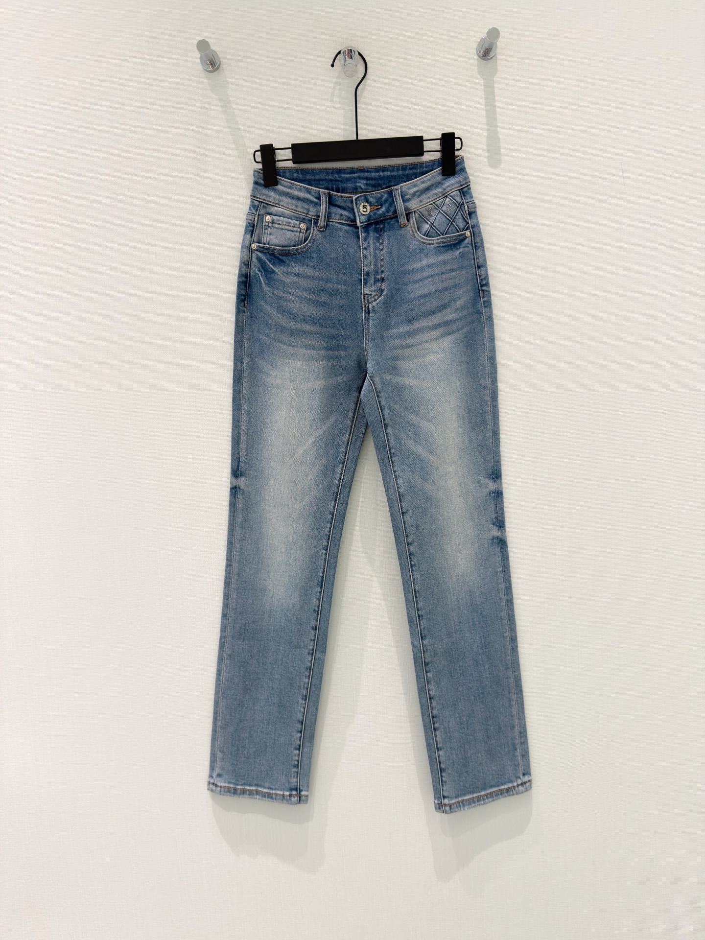 NO:836895,Chane* [26 new summer style small fragrance design rhombus rhinestone high-waisted straight eighty-nine-point jeans for small people] The washed light blue tone has a cool and high-end feel, gentle and versatile. The 93 cotton blended fabric is soft, waxy and stretchy, does not stick to the crotch and does not tighten the legs, and is full of comfort. rhombus rhinestone pockets + exquisite brand details, low-key and elegant.  The high-waisted straight nine-point version can easily modify the leg shape and make you look taller and slimmer. It is perfect with T-shirts, shirts and suits. It can be worn for daily commuting and casual outings~ S-XL,,chanel,jeans,tees,t-shirt,business suit,19860909Chane*【26夏季新款小香风设计菱格烫钻高腰小个子直筒八九分牛仔裤】 水洗浅蓝调自带清冷高级感,温柔又百搭 93棉混纺面料软糯有弹力,不卡裆不勒腿,舒适感拉满 菱格烫钻口袋+精致品牌细节,低调中透着贵气 高腰直筒九分版型,轻松修饰腿型,显高显瘦,搭T恤、小衫、西装都超绝,日常通勤和休闲出街都能hold住~ S-XL,,chanel,jeans,tees，t-shirt,business suit,,Women's clothing