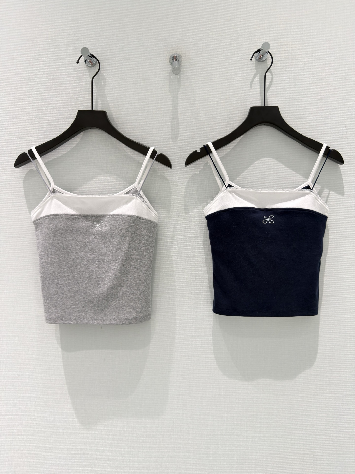 NO:836903,Designer [26 summer new Korean girly style design 'double-layer spaghetti strap design + neckline lace + chest hot diamond' fake two-piece camisole with built-in chest pads and contrasting colors] 'Light gray/navy blue' two colors, unlocking the sweet and cool Korean style. 93 high cotton content fabric is soft and elastic, full of elasticity and close to the skin without pinching the flesh. It comes with chest pads to save the trouble of extra inner wear.  The double-layer spaghetti strap design + lace on the neckline create a full sense of layering, and the small diamond mark on the chest is low-key and delicate. The short slim fit easily creates a good proportion of 30 to 70 points. Wear it alone and look like a hot girl. When paired with a suit jacket or a shirt, it also has a Korean atmosphere~ SML,,jackets & coats,shirts,business suit,19860909设计师【26夏季新款韩系少女风设计“双层细肩带设计+领口蕾丝花边+ 胸口烫钻”自带胸垫撞色假两件吊带背心】 「浅灰/藏青」两色,解锁韩系甜酷风 93高含棉面料软乎乎的,弹力十足贴肤不勒肉,自带胸垫省去额外内搭烦恼 双层细肩带设计+领口蕾丝花边,层次感直接拉满,胸口烫钻小标低调又精致 短款修身版型,轻松打造三七分好比例,单穿辣妹感拉满,搭西装外套、衬衫也超有韩系氛围感~ SML,,jackets & coats,shirts,business suit,,Women's clothing
