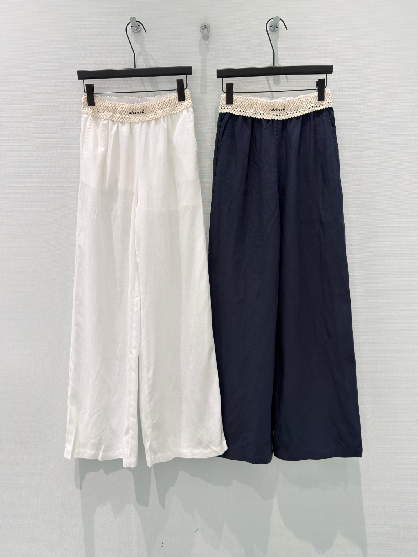 NO:836913,Chane* [26 summer new Korean girly style design Tencel linen hand-crocheted waistband lettering high-waisted slimming wide-leg pants] 'Milk white/navy blue' two colors, unlocking a relaxed summer wear 60 Tencel linen blended fabric, with natural coolness, breathability and no sweating, perfect drape, you will feel 'leg essence' when you put it on Handmade crocheted waistband + embroidered lettering details, gentle and noble, with a lazy and noble feeling  The loose straight fit hides the body and makes you look slimmer without weighing down your body. It is perfect for wearing with T-shirts, suspenders, and blouses. It can be worn for daily commuting and vacations. It can easily capture the Korean relaxed atmosphere~ SML,,chanel,tees,t-shirt,19860909Chane*【26夏季新款韩系少女风设计天丝亚麻手工钩花腰头字母高腰显瘦阔腿裤】 「奶白/藏青」两色,解锁松弛感夏日穿搭 60天丝亚麻混纺面料,自带凉感透气不闷汗,垂坠感满分,穿上就是“腿精”既视感 手工钩花腰头+刺绣字母细节,温柔又显贵,自带慵懒贵气感 宽松直筒版型,藏肉显瘦不压个子,搭T恤、吊带、小衫都超绝,日常通勤、度假出游都能穿,轻松拿捏韩系松弛氛围~ SML,,chanel,tees，t-shirt,,Women's clothing