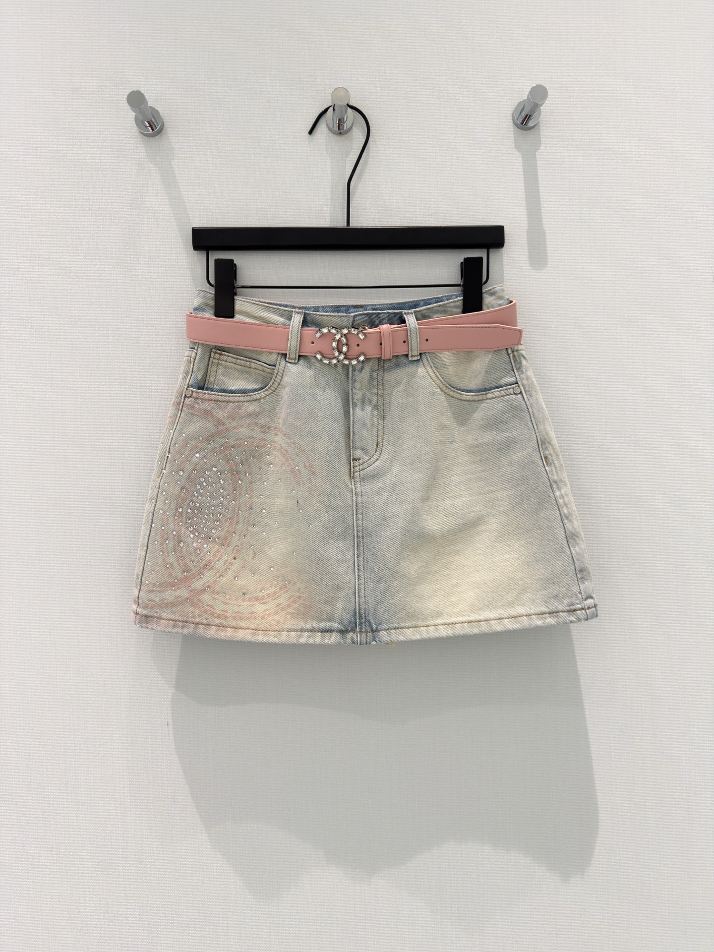 NO:836885,Chane* [26 new summer style sweet and spicy girly style design with belt, hot rhinestones, small fragrant letters, high waist, small A-line skirt, anti-exposure skirt] The sweet and spicy girly denim skirt is here!  The light blue washed denim has an old-fashioned atmosphere, and is decorated with pink-tone dyeing and blingbling hot diamonds. It is sweet, spicy and super bright. The built-in pink belt with rhinestone buckles can easily create a high waistline and instantly optimize the body proportions. The built-in anti-exposure lining makes it safe and comfortable.  The 97 Khmer denim fabric is soft and stylish, and the high-waisted A-line version hides wide hips. Whether it is paired with a short top, a T-shirt or a suspender belt, you can easily achieve the Korean sweet girl style. It is very eye-catching for daily outings and dates!  S-XL,,chanel,skirts,tees,t-shirt,19860909Chane*【26夏季新款甜辣少女风设计配腰带烫钻小香字母高腰小个子A字短裙防走光半身裙】 甜辣少女感拉满的牛仔短裙来啦！ 浅蓝水洗牛仔自带做旧氛围感,搭配粉调晕染和blingbling的烫钻装饰,又甜又辣超有亮点. 自带的粉色腰带搭配水钻扣头,轻松掐出高腰线,瞬间优化身材比例.内置防走光内衬,辣得安心又自在. 97高棉牛仔面料柔软有型,高腰A字版型超藏胯宽,不管是搭配短款上衣、T恤还是吊带,都能轻松拿捏韩系甜妹风,日常出街、约会都超吸睛！ S-XL,,chanel,skirts,tees，t-shirt,,Women's clothing