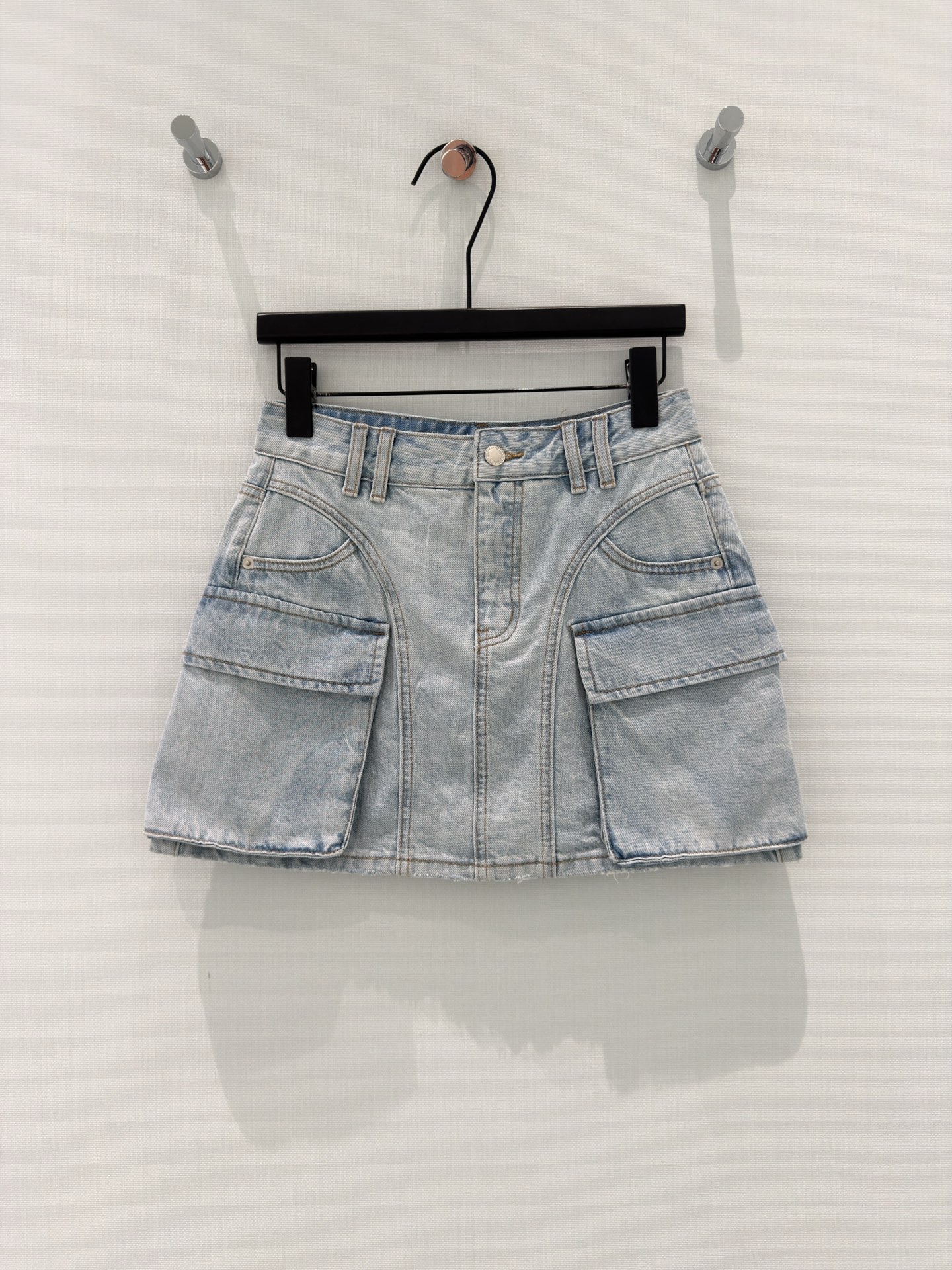 NO:836892,Alex*Wang [26 new summer style sweet and cool design high-waisted A-line skirt, double pocket workwear denim skirt for small people, anti-exposure skirt] The workwear style denim skirt that sweet and cool girls must wear is here!  The light blue washed denim has a refreshing retro feel. The high-waisted A-line version shows a slim waist. It can be easily worn to achieve a 30-70 ratio. Even a small person can have long legs in seconds. The three-dimensional large pocket design on both sides has a sense of street workwear. The raw edge skirt is casual and fashionable. The built-in anti-exposure lining makes it safe and comfortable.  The 88.2 cotton blended fabric is soft and stylish. Whether paired with a crop top, T-shirt or suspenders, you can easily achieve the American retro hottie style. It is very eye-catching for daily outings and dates!  S-XL,,skirts,tees,t-shirt,19860909Alex*Wang【26夏季新款甜酷风设计高腰A字裙小个子双口袋工装牛仔短裙半身裙防走光】 甜酷女孩必入的工装风牛仔短裙来啦！ 浅蓝水洗牛仔自带清爽复古感,高腰A字版型超显腰细,轻松穿出三七分比例,小个子也能秒变大长腿. 两侧立体大口袋设计,自带街头工装感,毛边裙摆随性又时髦,内置防走光内衬,辣得安心又自在. 88.2棉混纺面料柔软又有型,不管是搭配短款上衣、T恤还是吊带,都能轻松拿捏美式复古辣妹风,日常出街、约会都超吸睛！ S-XL,,skirts,tees，t-shirt,,Women's clothing